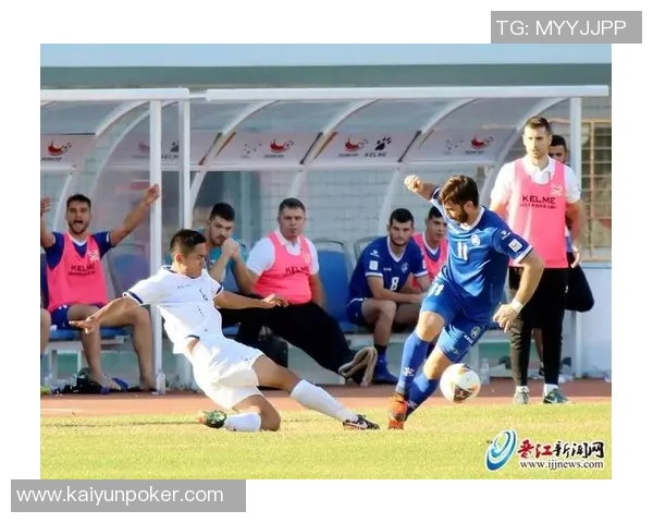 小杨激情泼水庆祝斯普利特首场胜利并获得比赛用球